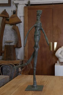 une statue posée sur une table dans une pièce