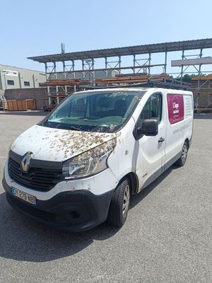 une camionnette blanche garée dans un parking