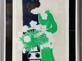 tableau représentant une femme tenant un vase de fleurs posé sur un chevalet