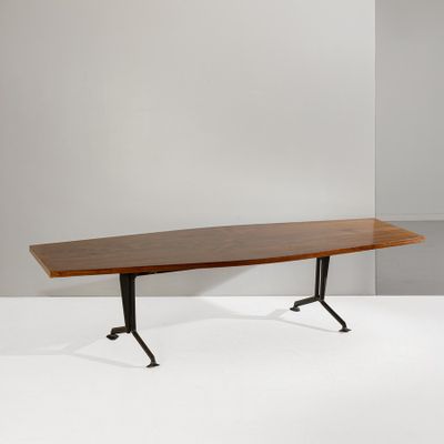 La table est en bois et possède des pieds noirs.