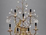 un lustre en verre et en métal orné d'un oiseau