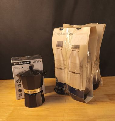 une cafetière et une boîte de café posées sur une table