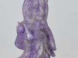 statue en jade violet représentant une femme avec un oiseau sur la tête