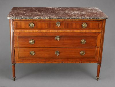 une commode ancienne avec dessus en marbre et poignées en laiton