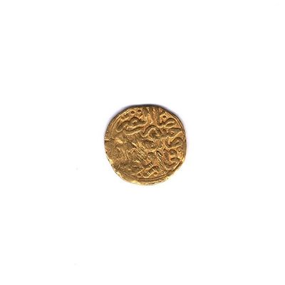 gros plan d'une pièce d'or sur une surface blanche
