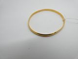 gros plan d'une bague en or sur une surface blanche