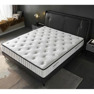 un gros plan d'un matelas posé sur un sommier dans une chambre