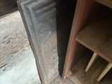 une armoire en bois dont la porte est ouverte, dans une pièce