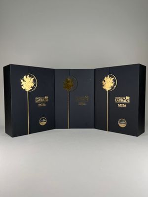 trois boîtes noires ornées de feuille d'or, dont l'une est ouverte et l'autre fermée