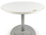 une image représentant une table blanche avec un piètement métallique, sur fond blanc