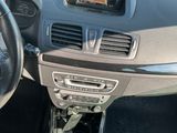 l'intérieur d'une voiture avec un volant et des commandes sur le tableau de bord