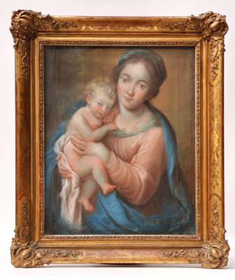 une peinture représentant une femme tenant un bébé dans ses bras