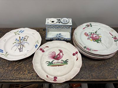 quatre assiettes sur une table, avec un vase et une bougie