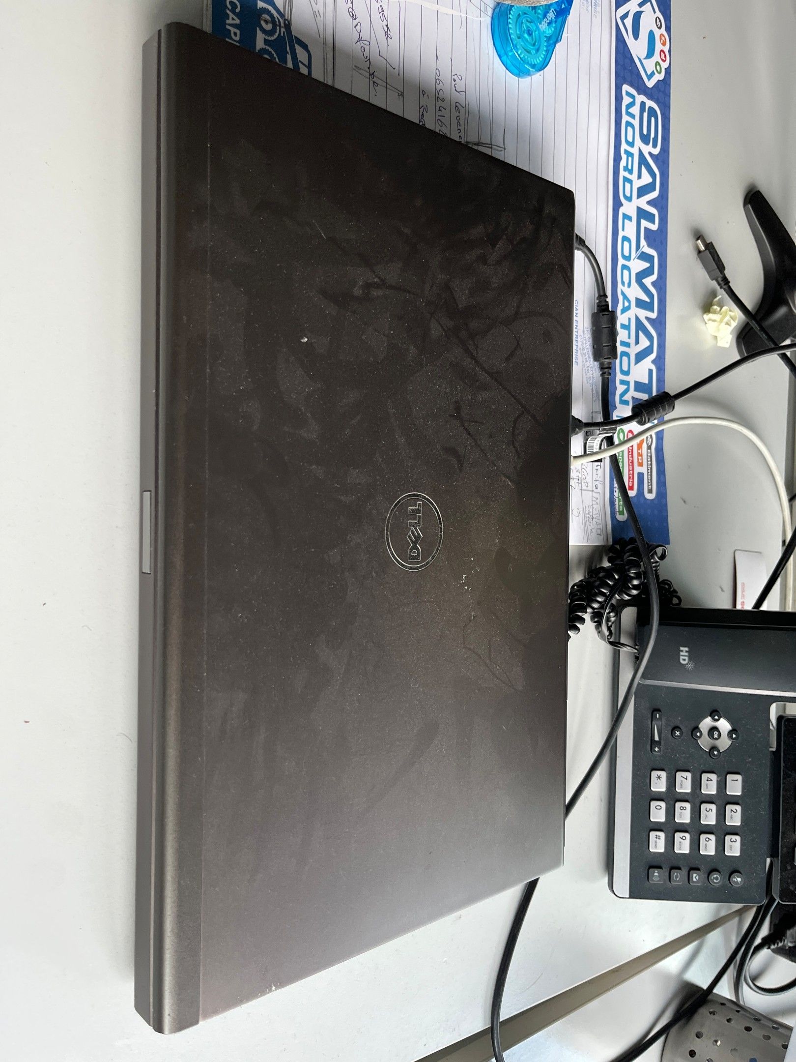 un ordinateur portable DELL avec deux écrans annexes sur bra…