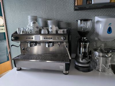-1 machine à café RENEKA à 2 groupes, année 2024 Triphasé