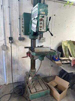une machine posée sur une table dans un garage
