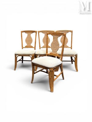 quatre chaises et une chaise avec un coussin, sur fond blanc
