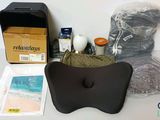 une boîte contenant divers objets, posée sur une table à côté d'une chaise