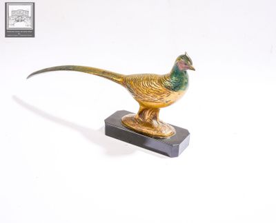 figurine de faisan doré sur un socle noir