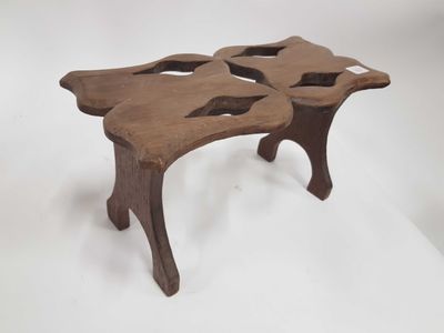 table basse en bois surmontée de trois morceaux de bois