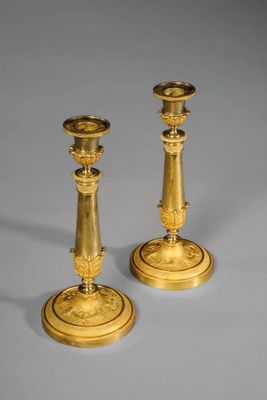 paire de chandeliers anciens en laiton sur fond gris