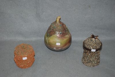 trois types de vases différents sur la table