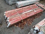 un tas de bois posé par terre à côté d'un autre tas de bois