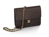 une pochette Chanel en cuir marron matelassé, avec une chaîne dorée