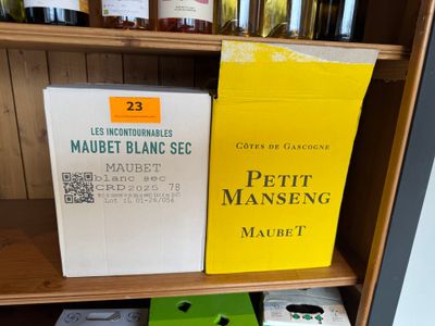 de nombreuses bouteilles de vin sur les étagères du magasin