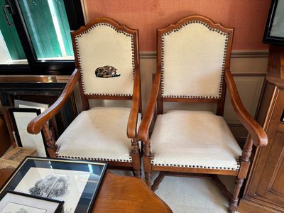 deux fauteuils placés l'un à côté de l'autre dans un salon