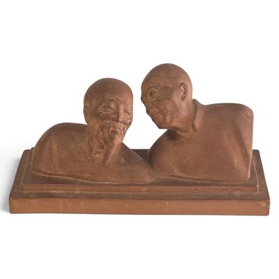 statue représentant un homme et une femme assis sur un livre