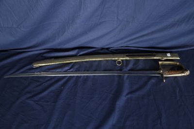 un gros plan d'un fusil posé sur un tissu bleu