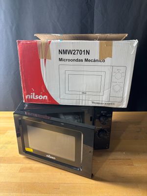 deux fours à micro-ondes empilés l'un sur l'autre sur une table
