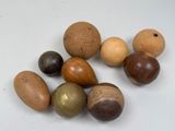 de nombreuses perles en bois de différentes sortes sur un fond blanc