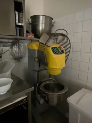 un appareil qui se trouve dans une cuisine, à côté d'un évier