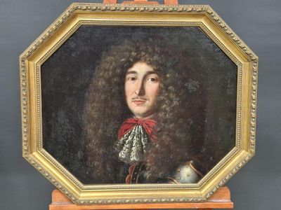 tableau représentant un homme aux longs cheveux bouclés tenant une théière