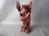 une image représentant une statue en bois d'une femme tenant un oiseau