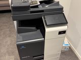 une imprimante de bureau posée sur une pile de cartons