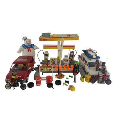 un ensemble de jouets représentant une station-service avec une voiture, un camion et une moto