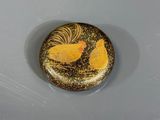 un bouton sur lequel figurent deux canards