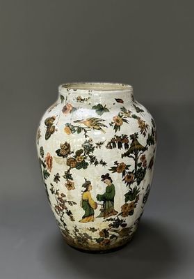 un vase avec un tableau posé sur une table