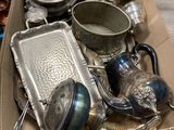 une boîte remplie d'objets en argent posée sur une table