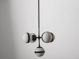 deux lampes noires et blanches suspendues au plafond d'une pièce