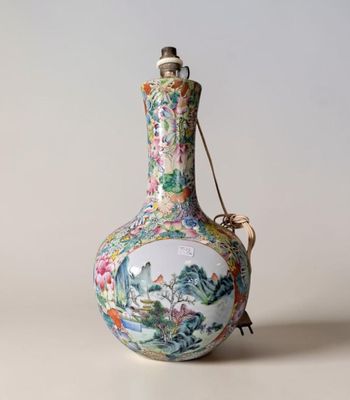 un vase muni d'une anse sur laquelle est peinte une image