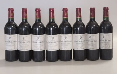 six bouteilles de vin rouge alignées sur une table