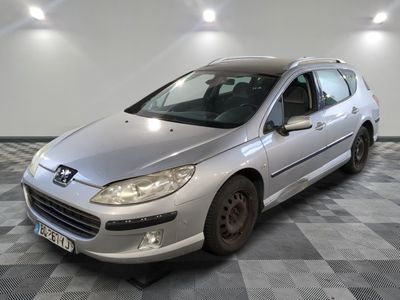 la voiture argentée est garée dans le garage sur le sol en damier
