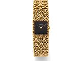 un gros plan sur une montre-bracelet en or avec un cadran noir