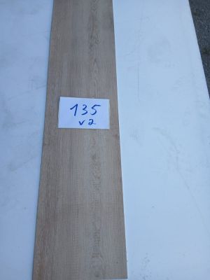 deux morceaux de bois posés l'un à côté de l'autre sur une table