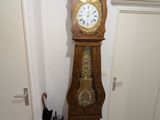 une horloge de parquet qui se trouve dans un coin de la pièce