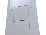 une image représentant un gros plan d'une porte métallique sur fond blanc